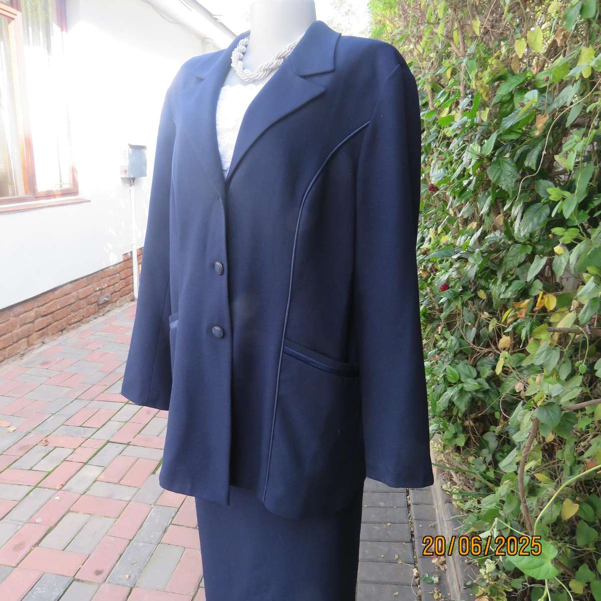 KARISMA  navy 2 pc skirt suit both pieces fully lined. Size 40-16. Tailored jacket.