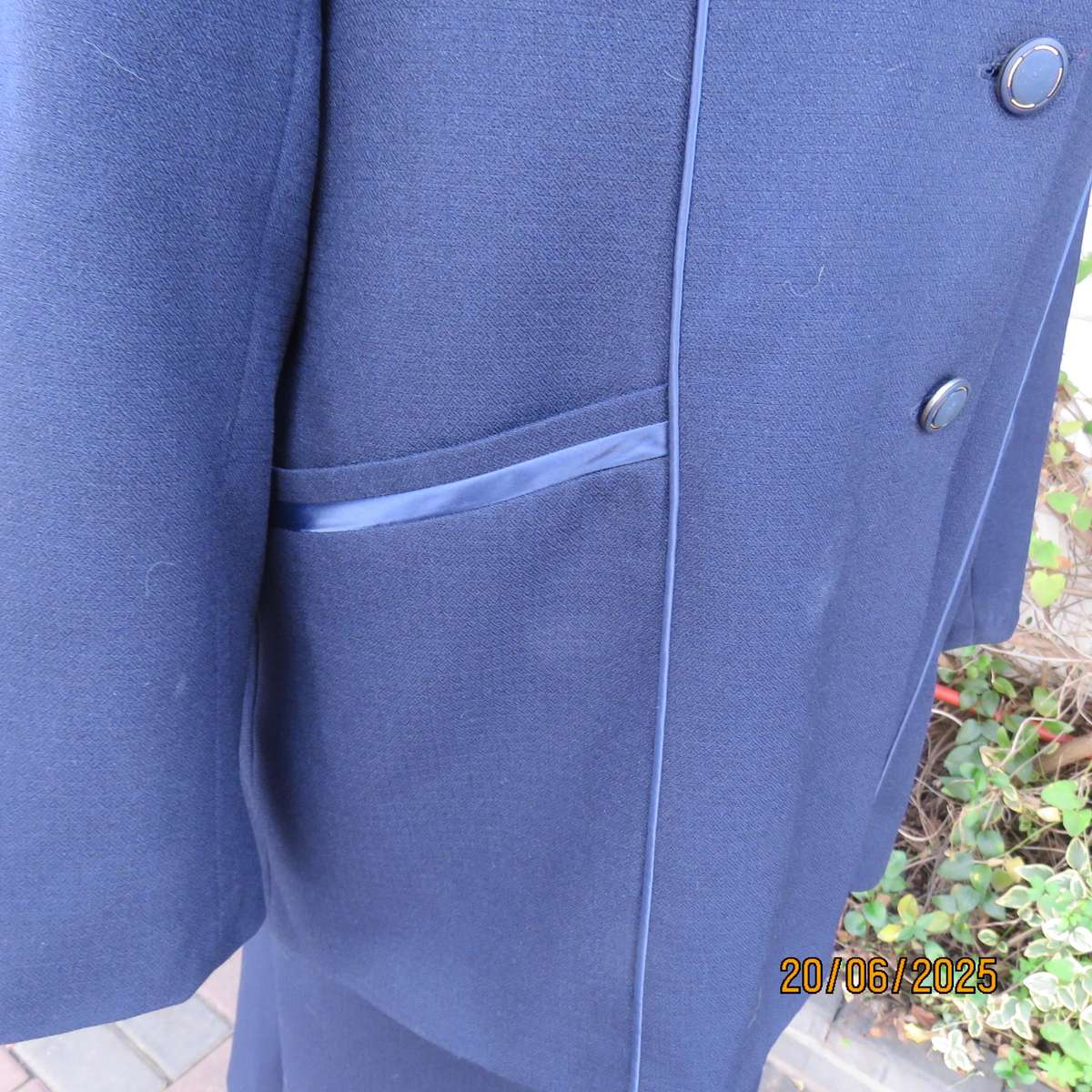 KARISMA  navy 2 pc skirt suit both pieces fully lined. Size 40-16. Tailored jacket.