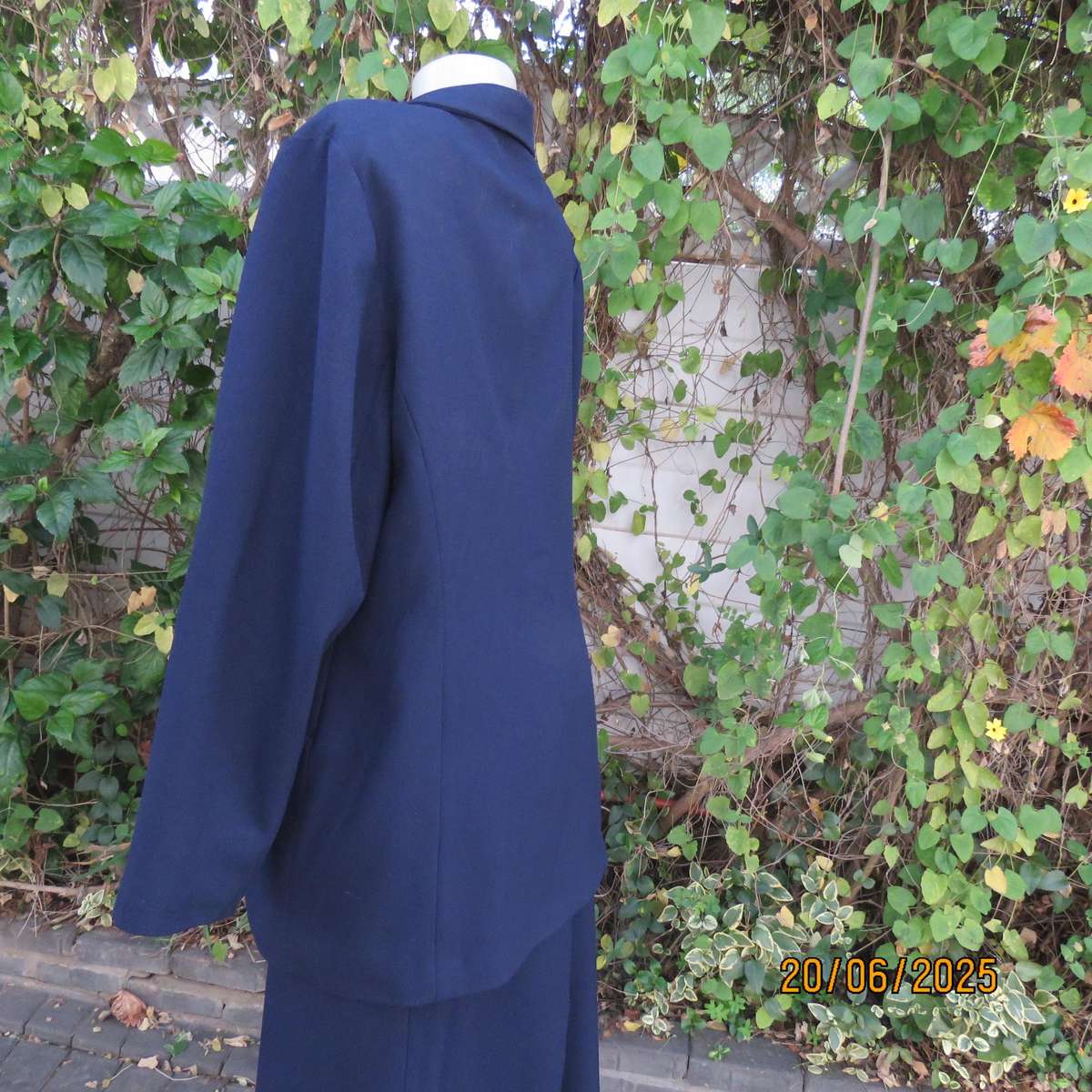 KARISMA  navy 2 pc skirt suit both pieces fully lined. Size 40-16. Tailored jacket.