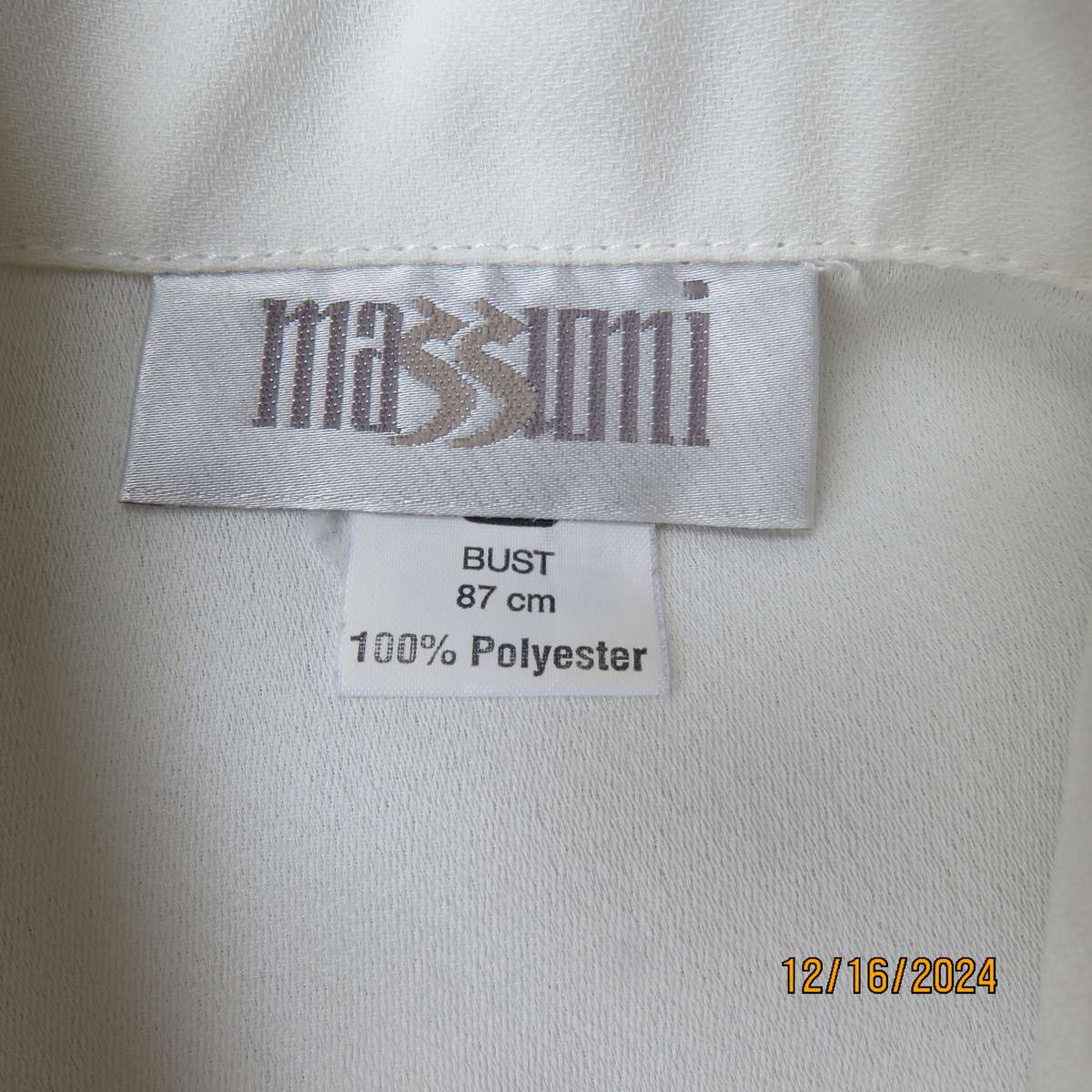 Elegant light cream tailored jacket closing with 4 front buttons. Collar and short sleeves.Size 34