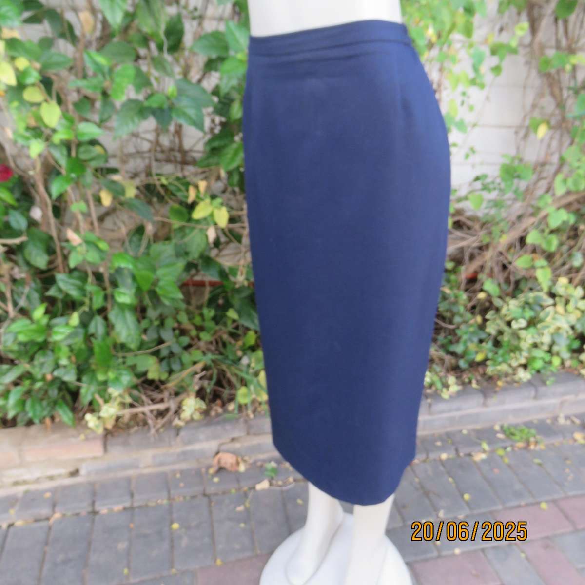 KARISMA  navy 2 pc skirt suit both pieces fully lined. Size 40-16. Tailored jacket.