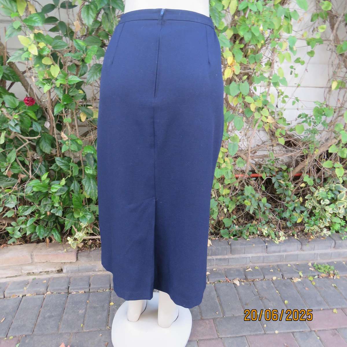 KARISMA  navy 2 pc skirt suit both pieces fully lined. Size 40-16. Tailored jacket.