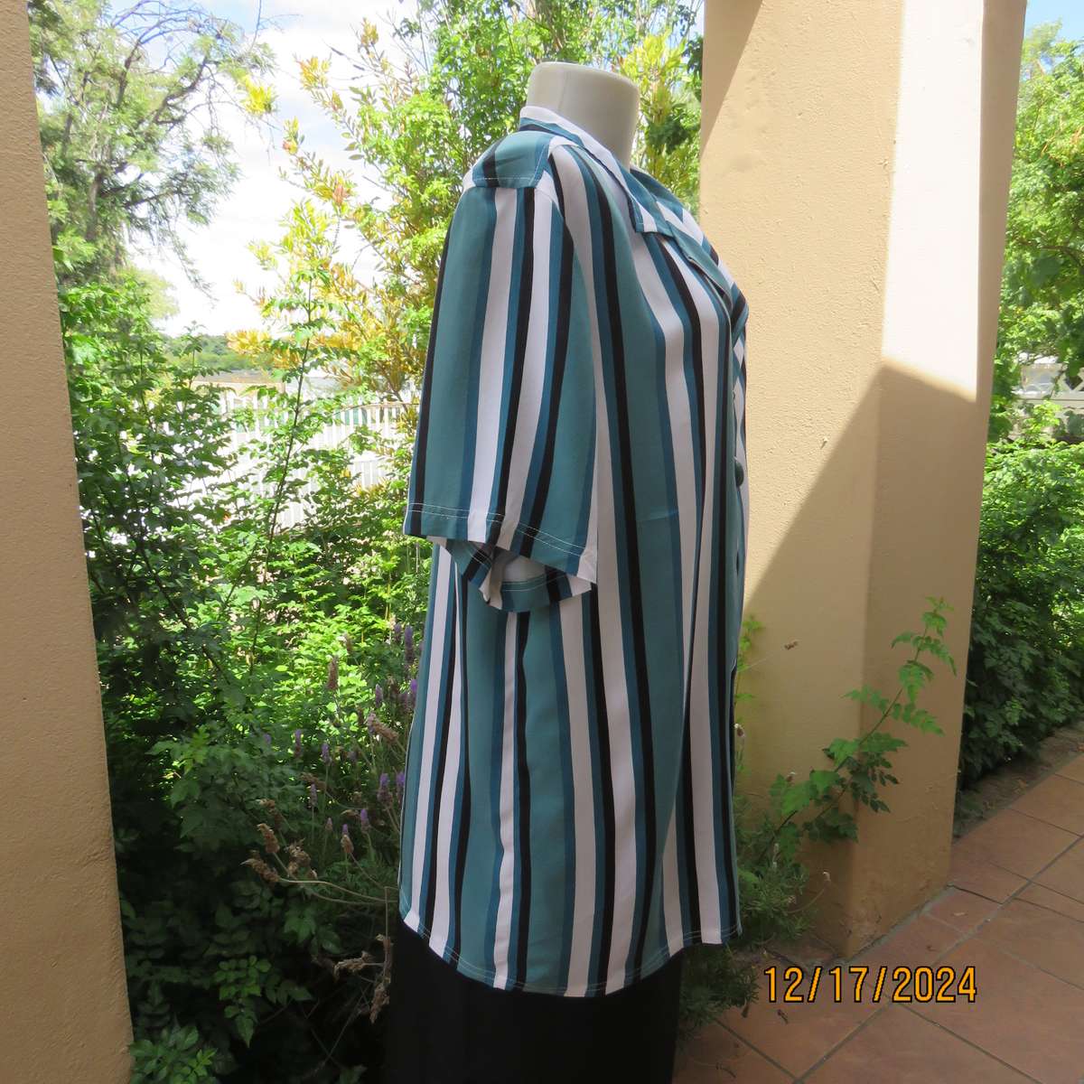 Vertical striped ORIGINALS-Adidas casual short sleeve top in white-black and jade shades. Size 42.