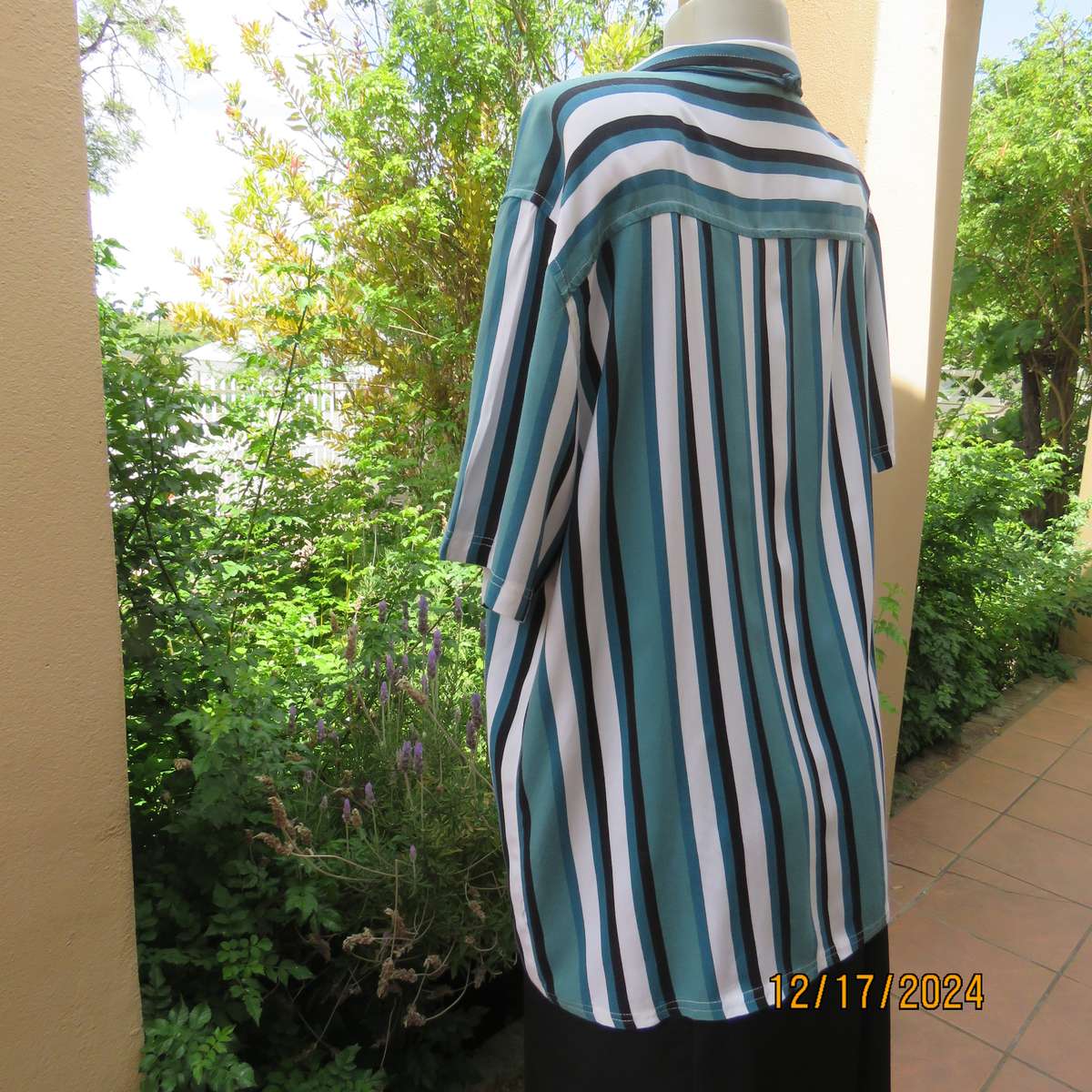 Vertical striped ORIGINALS-Adidas casual short sleeve top in white-black and jade shades. Size 42.