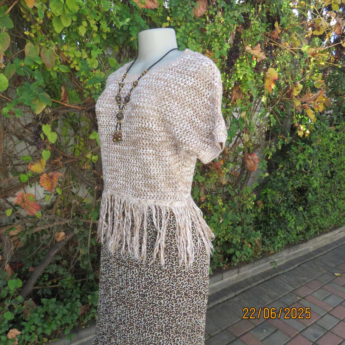 FASHION EXPRESS acrylic-cotton knit slip over fringed top. Size 32.