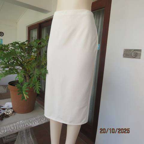 JUDY'S PRIDE rich cream textured stretch polyester bodycon skirt. Size 37