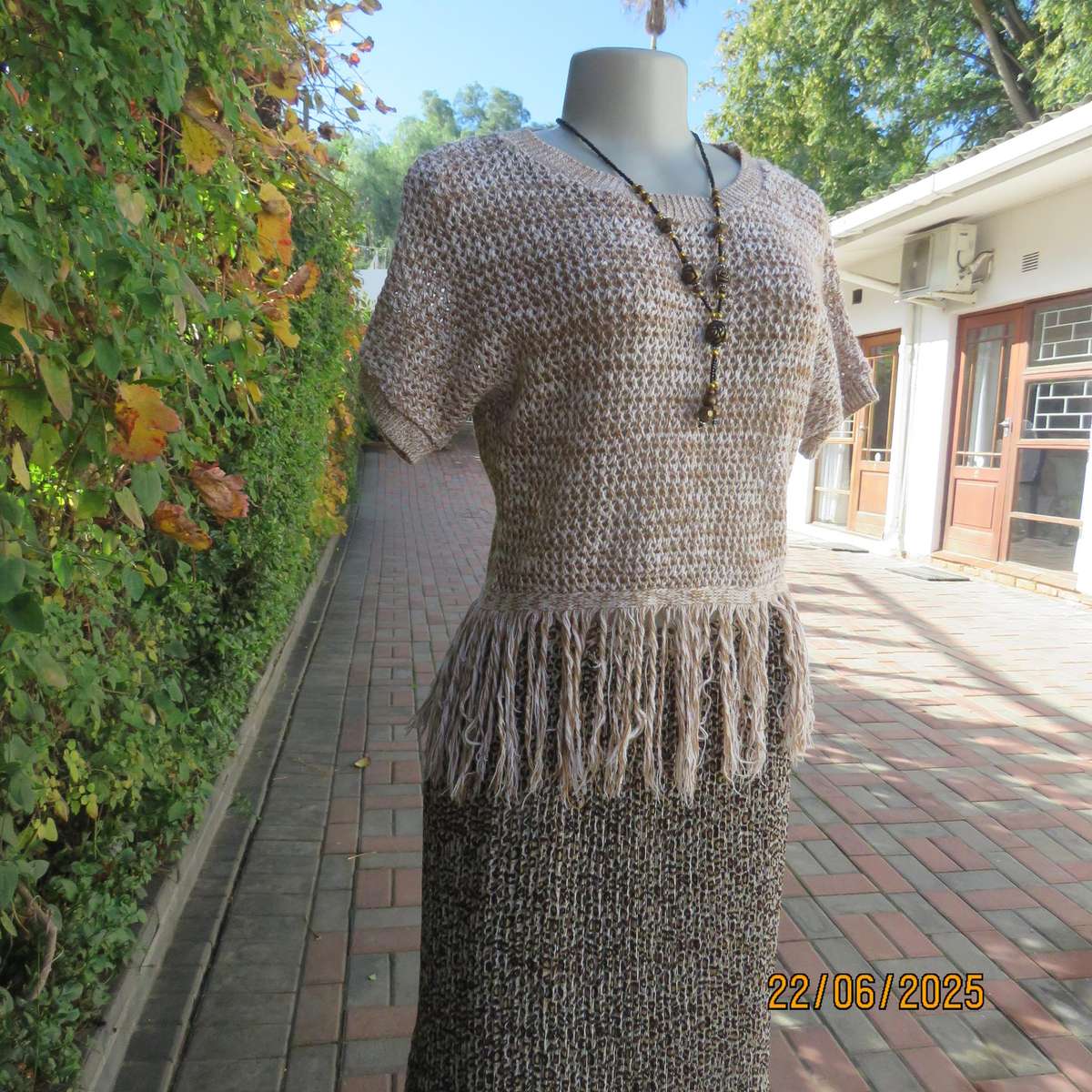FASHION EXPRESS acrylic-cotton knit slip over fringed top. Size 32.