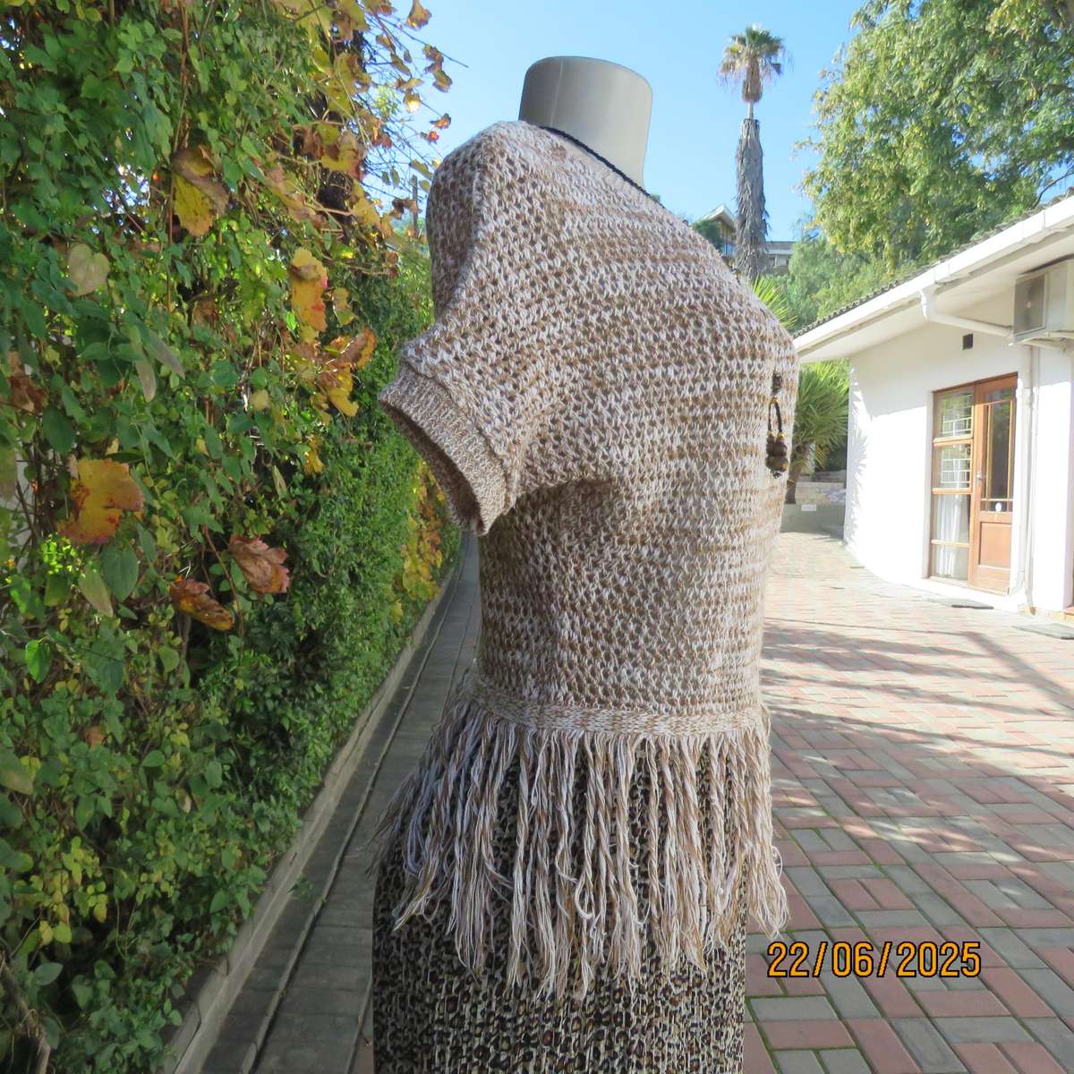 FASHION EXPRESS acrylic-cotton knit slip over fringed top. Size 32.