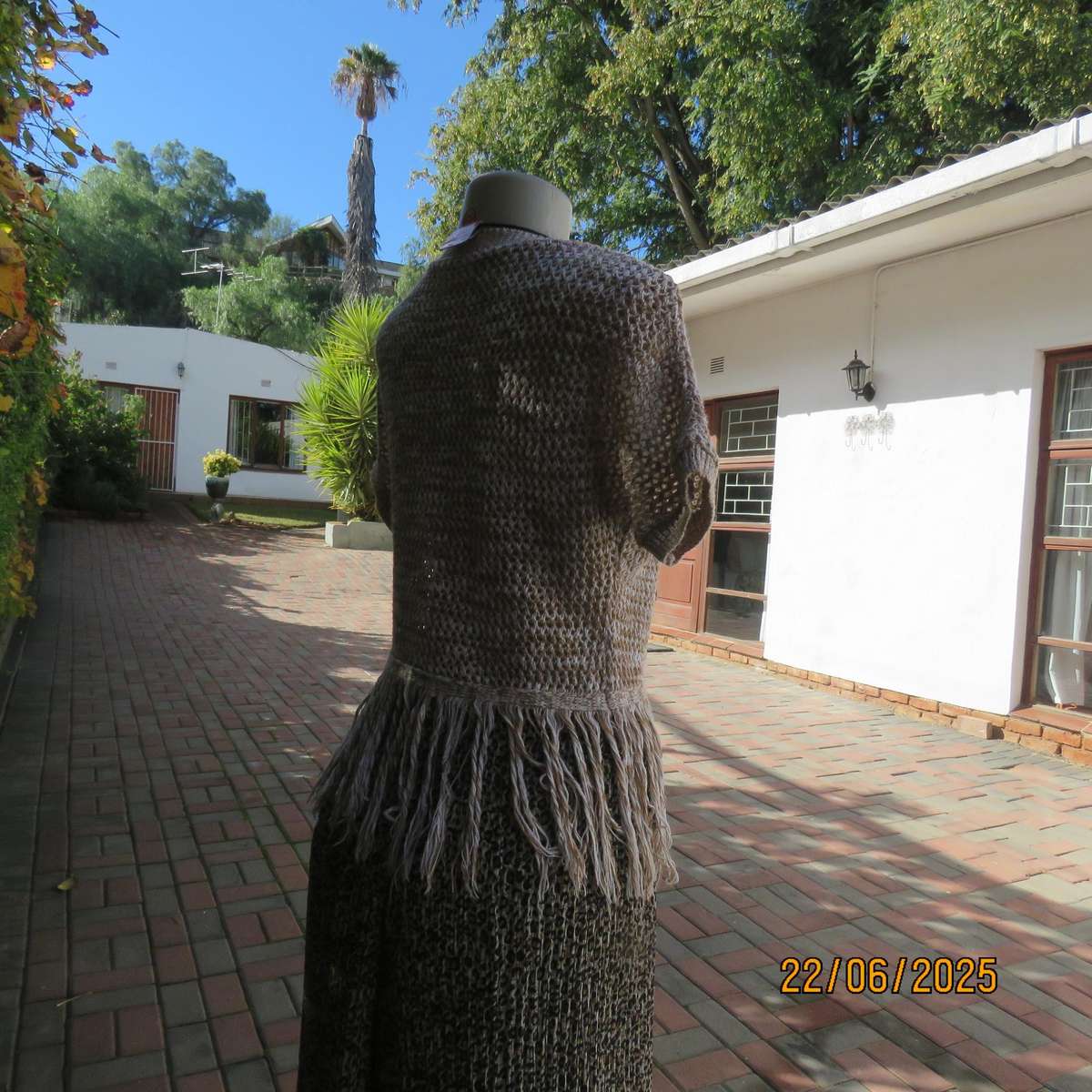 FASHION EXPRESS acrylic-cotton knit slip over fringed top. Size 32.