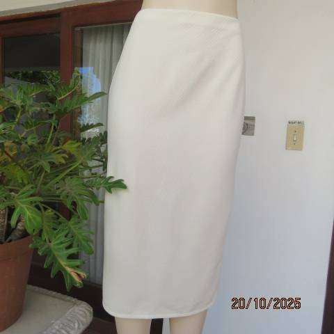 JUDY'S PRIDE rich cream textured stretch polyester bodycon skirt. Size 37