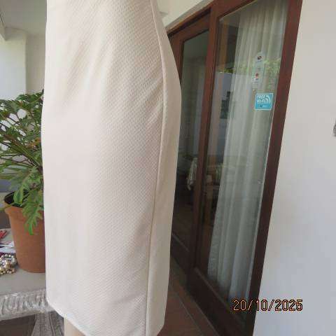 JUDY'S PRIDE rich cream textured stretch polyester bodycon skirt. Size 37