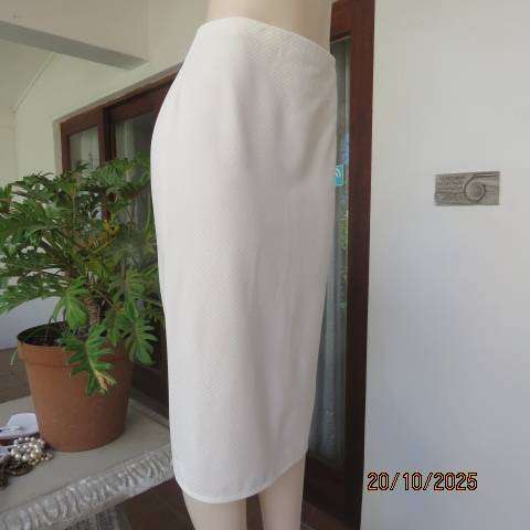 JUDY'S PRIDE rich cream textured stretch polyester bodycon skirt. Size 37