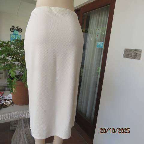 JUDY'S PRIDE rich cream textured stretch polyester bodycon skirt. Size 37