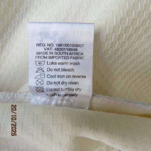 JUDY'S PRIDE rich cream textured stretch polyester bodycon skirt. Size 37
