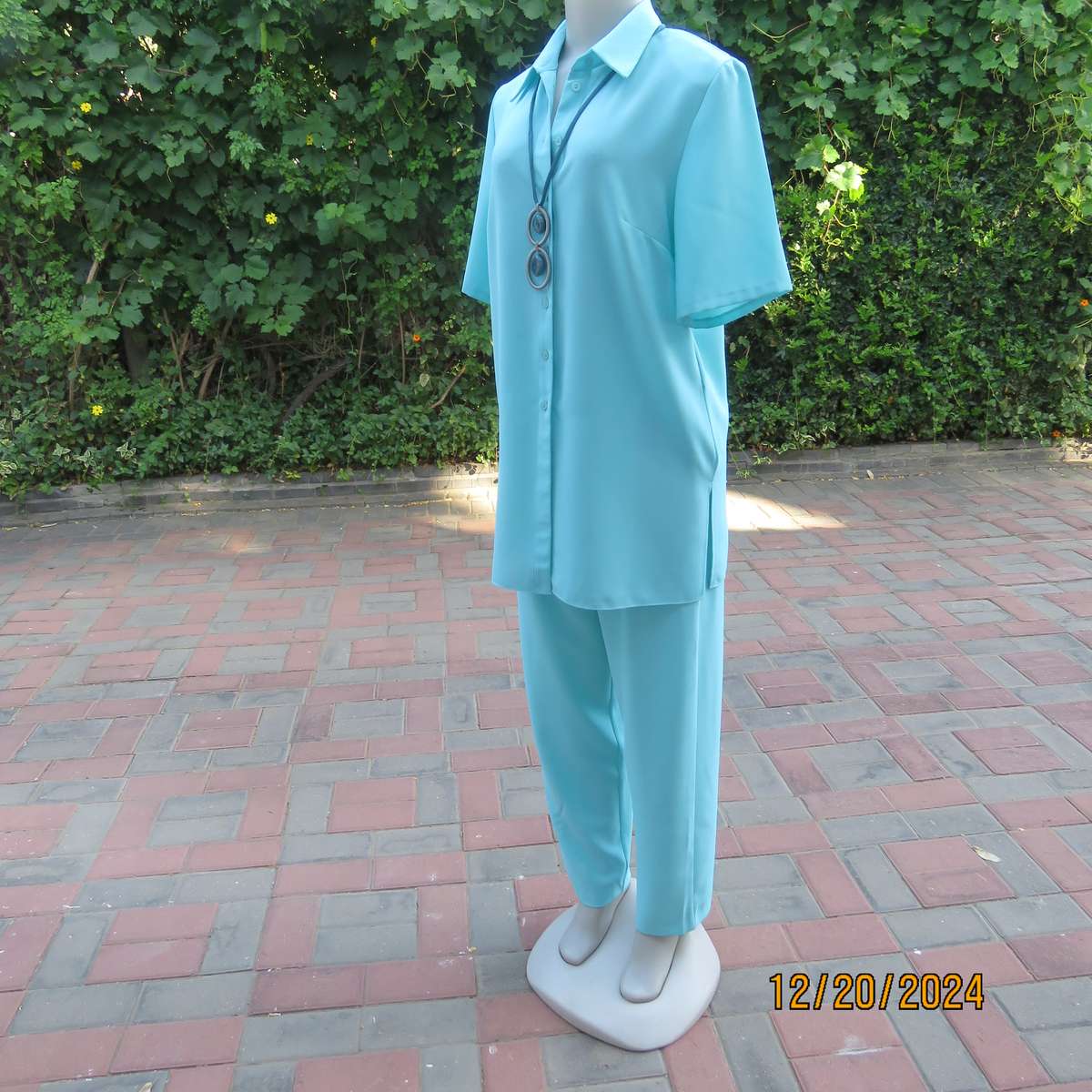 DELSWA Missy 2 pc classic pant suit. In turquoise. Short sleeve button down top. As new .Size 34.