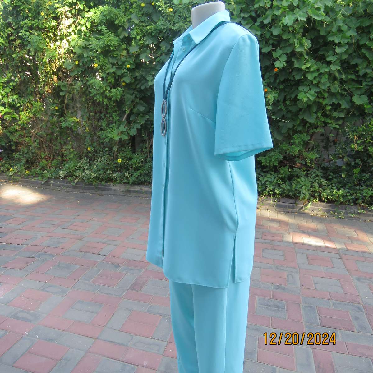 DELSWA Missy 2 pc classic pant suit. In turquoise. Short sleeve button down top. As new .Size 34.