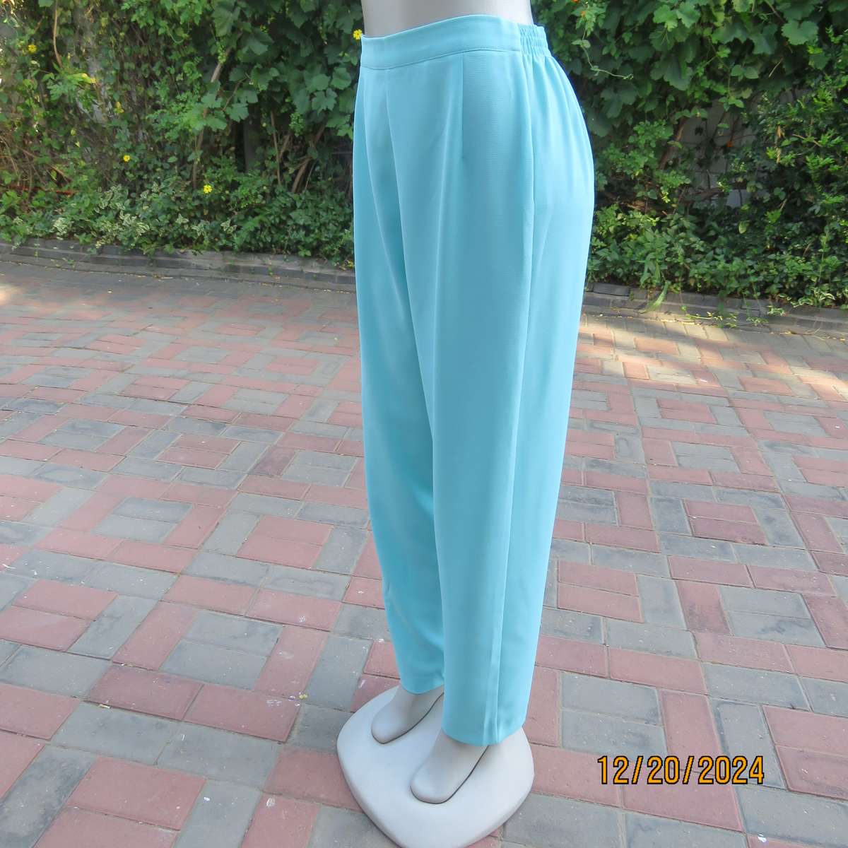 DELSWA Missy 2 pc classic pant suit. In turquoise. Short sleeve button down top. As new .Size 34.