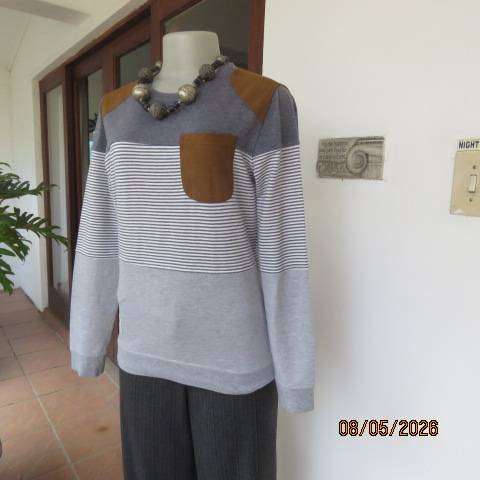 New Wave slip-over warm long sleeve grey-white top with brown suede shoulder patches, size 34