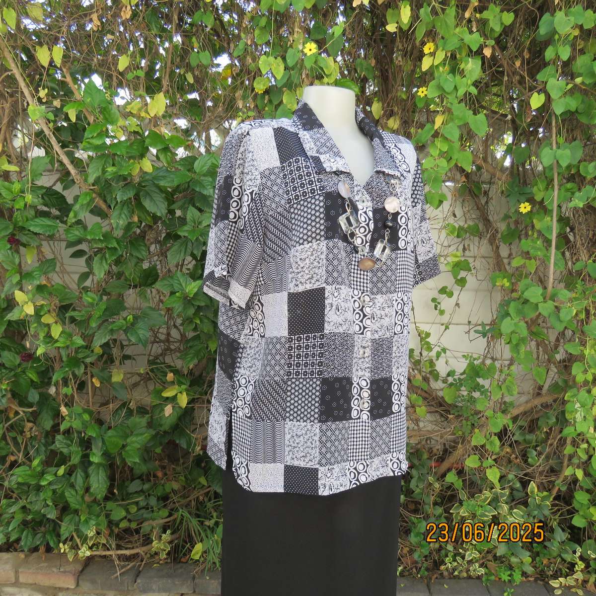 Patchwork print black-white short sleeve polyester button down top. Size 42.