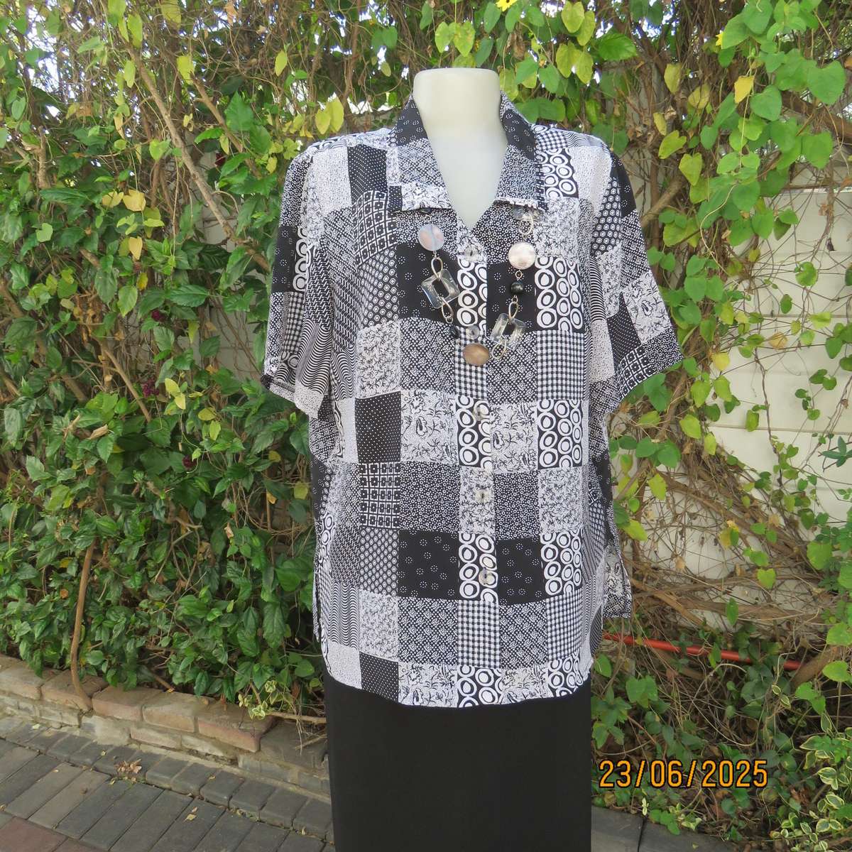 Patchwork print black-white short sleeve polyester button down top. Size 42.