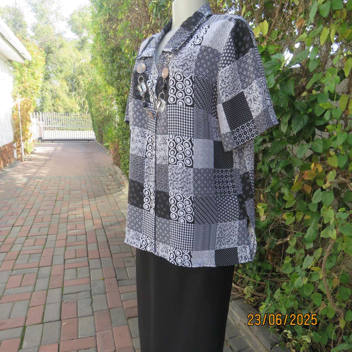 Patchwork print black-white short sleeve polyester button down top. Size 42.