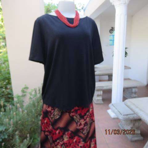 H&M textured polyester stretch slip-over short sleeve top with boat neckline, size 42