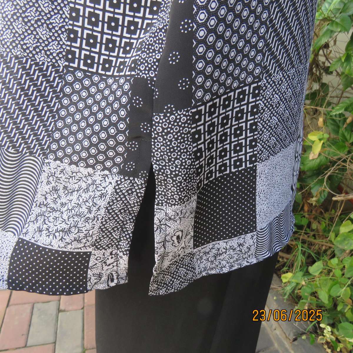 Patchwork print black-white short sleeve polyester button down top. Size 42.