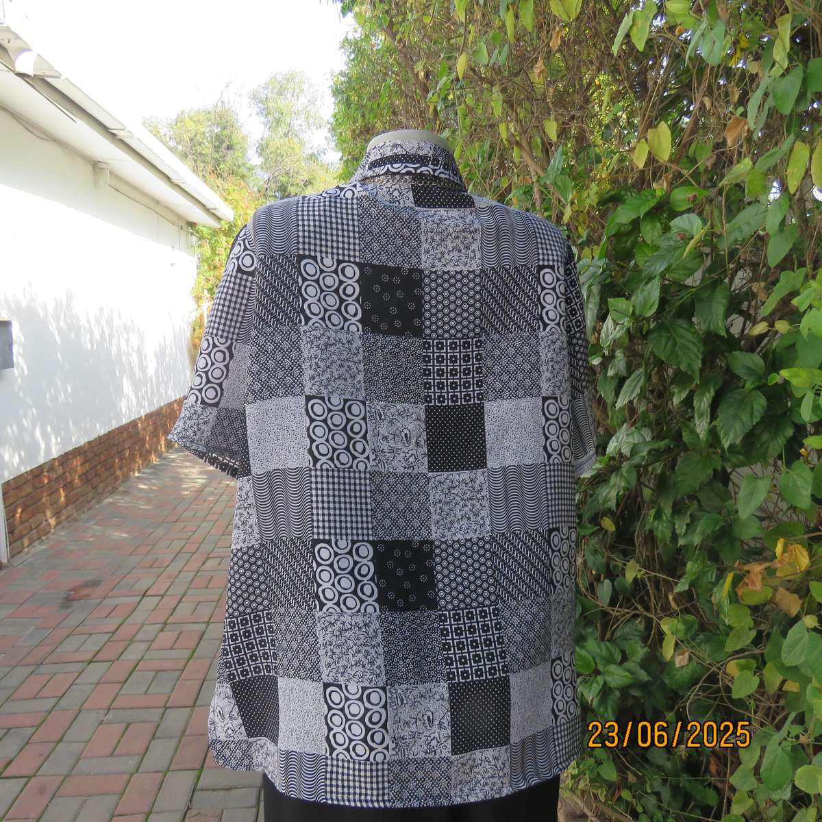 Patchwork print black-white short sleeve polyester button down top. Size 42.