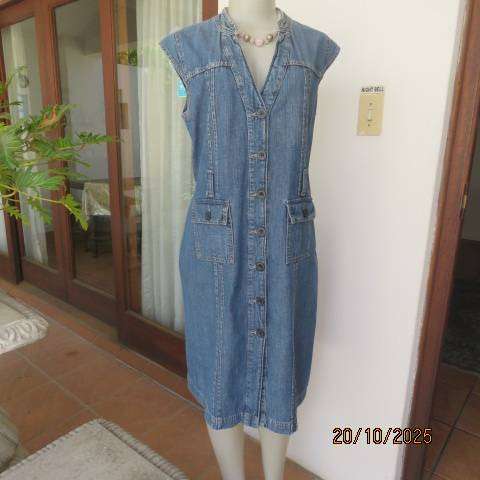 WOOLWORTHS button down blue denim jean dress in 100% cotton. Size 40