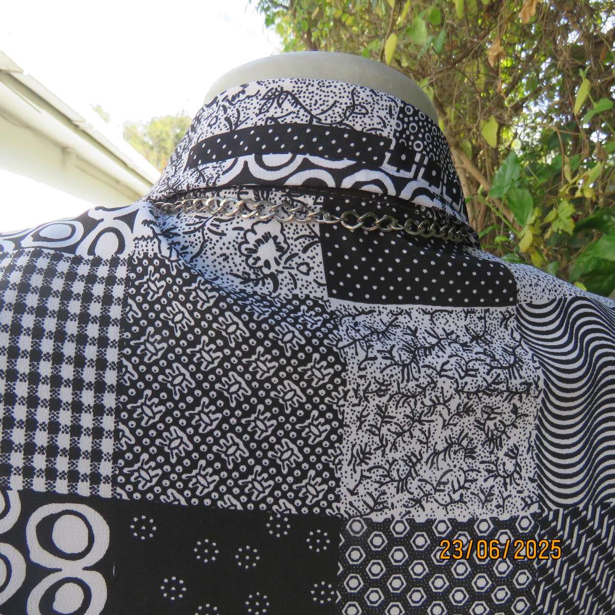 Patchwork print black-white short sleeve polyester button down top. Size 42.