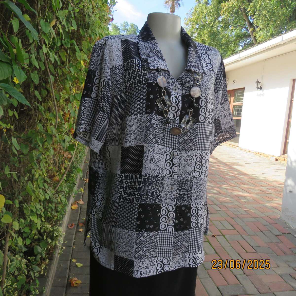 Patchwork print black-white short sleeve polyester button down top. Size 42.