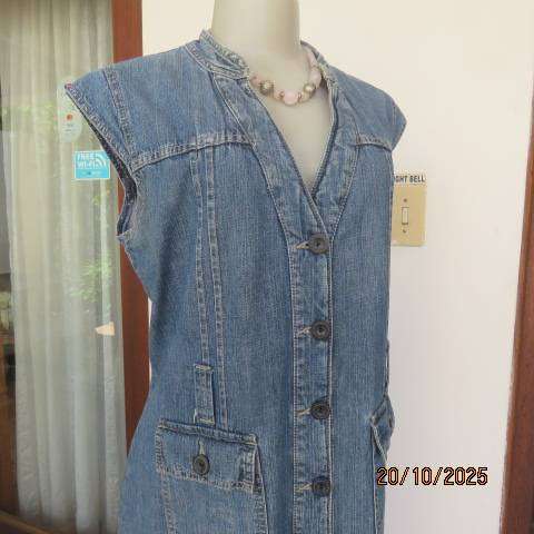 WOOLWORTHS button down blue denim jean dress in 100% cotton. Size 40