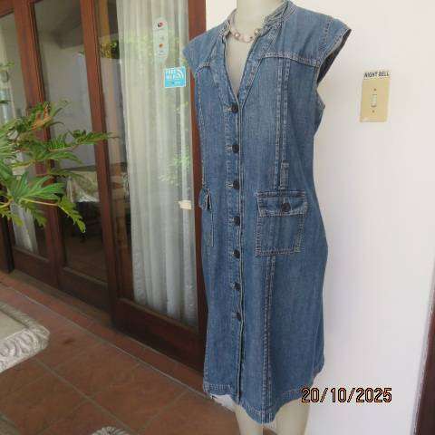 WOOLWORTHS button down blue denim jean dress in 100% cotton. Size 40