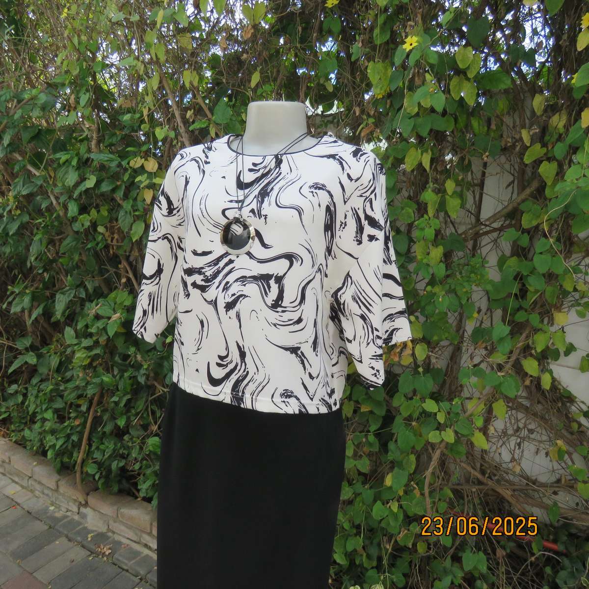 Cropped slip over black-white short sleeve top. Soft firm polyester, Size 36