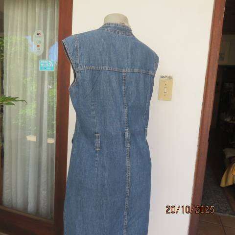 WOOLWORTHS button down blue denim jean dress in 100% cotton. Size 40
