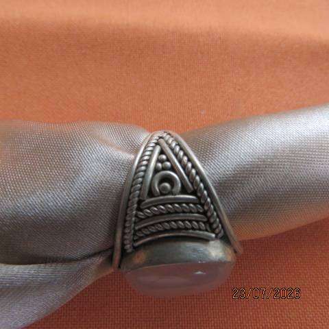Beautiful 925 Silver ring with oval rose quartz stone, size 8