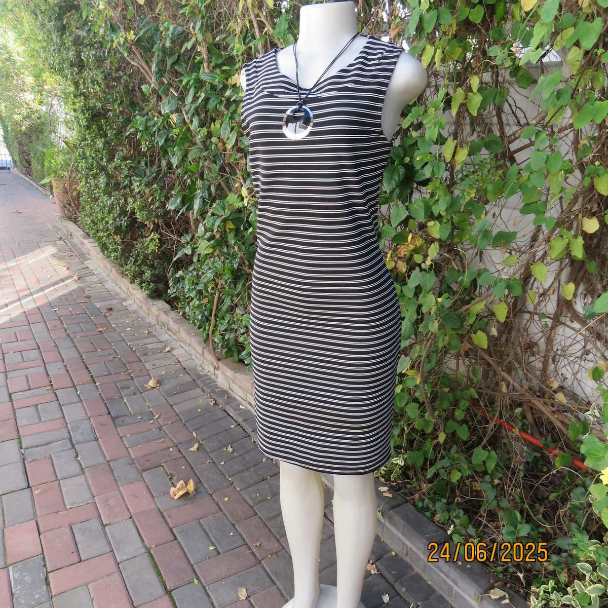 Black-white horizontal striped bodycon dress in ribbed stretch polyester. Size 34