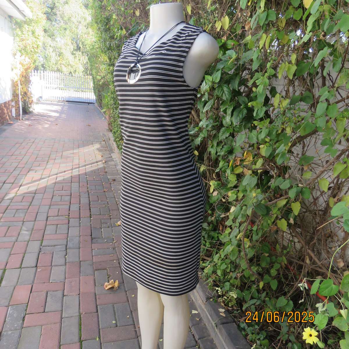 Black-white horizontal striped bodycon dress in ribbed stretch polyester. Size 34