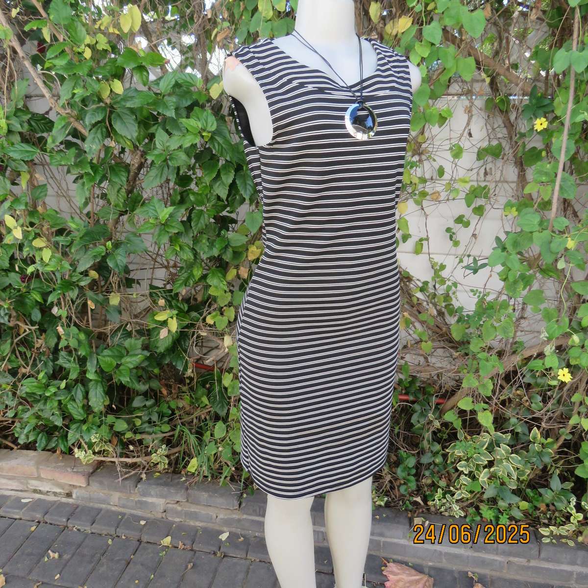 Black-white horizontal striped bodycon dress in ribbed stretch polyester. Size 34