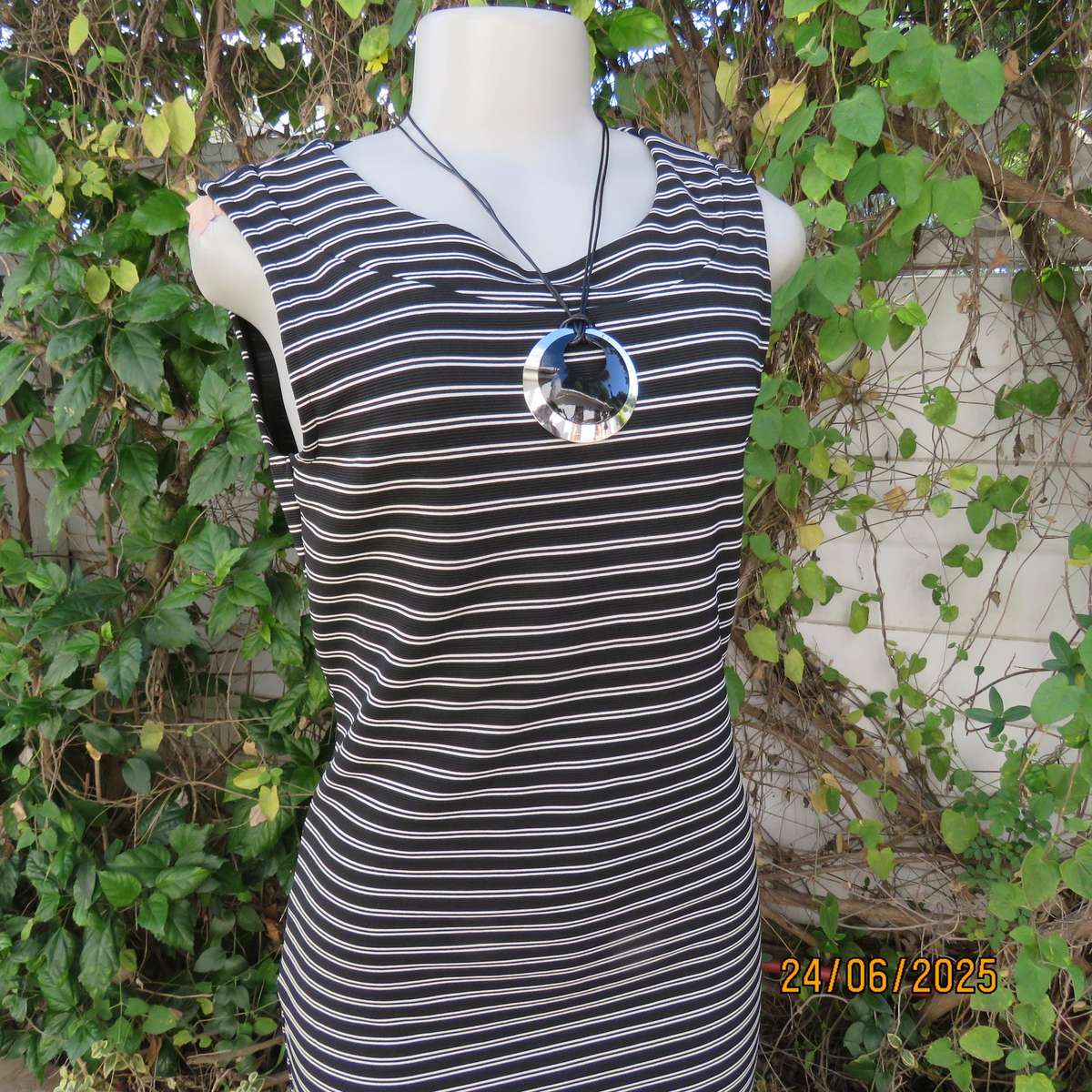 Black-white horizontal striped bodycon dress in ribbed stretch polyester. Size 34