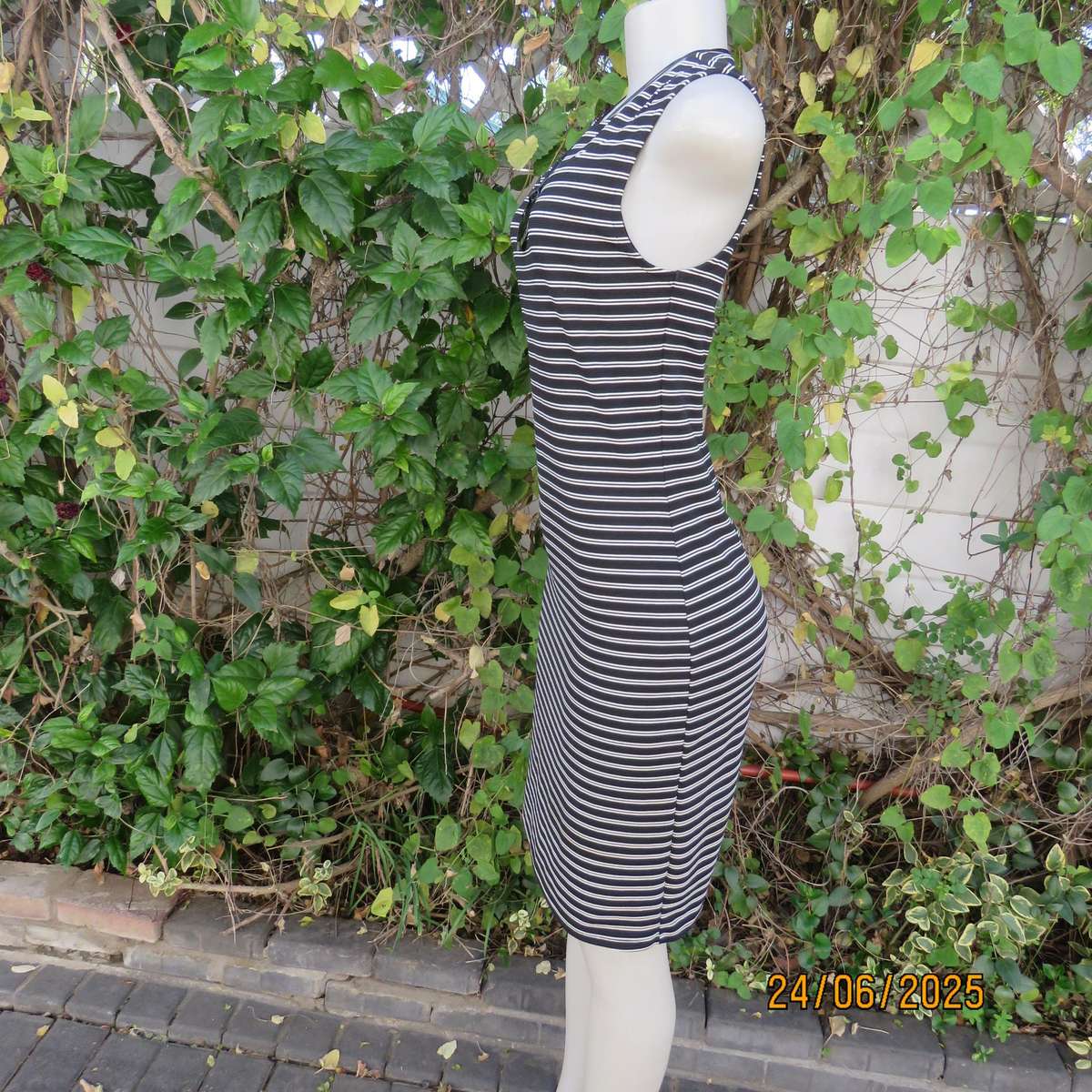 Black-white horizontal striped bodycon dress in ribbed stretch polyester. Size 34