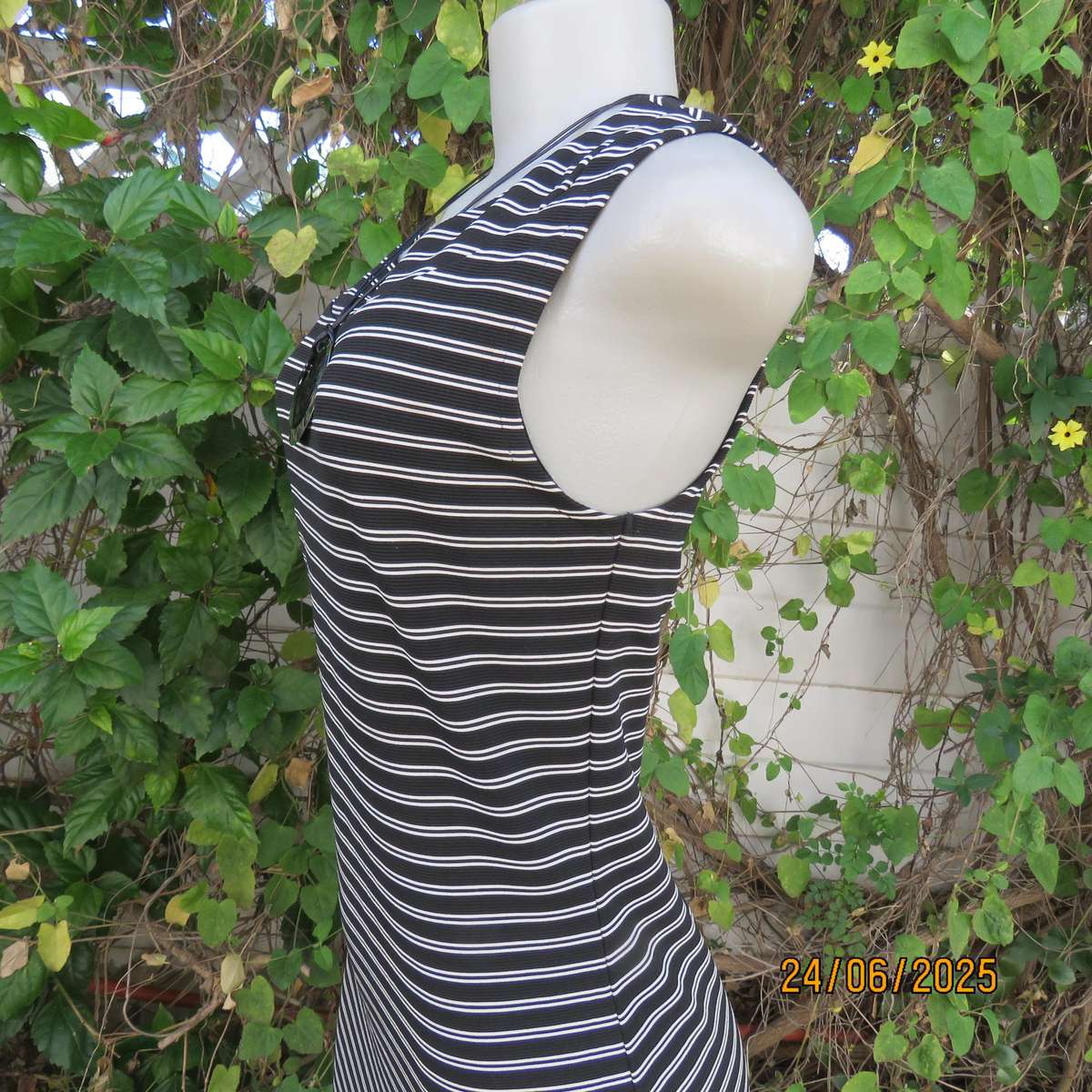 Black-white horizontal striped bodycon dress in ribbed stretch polyester. Size 34