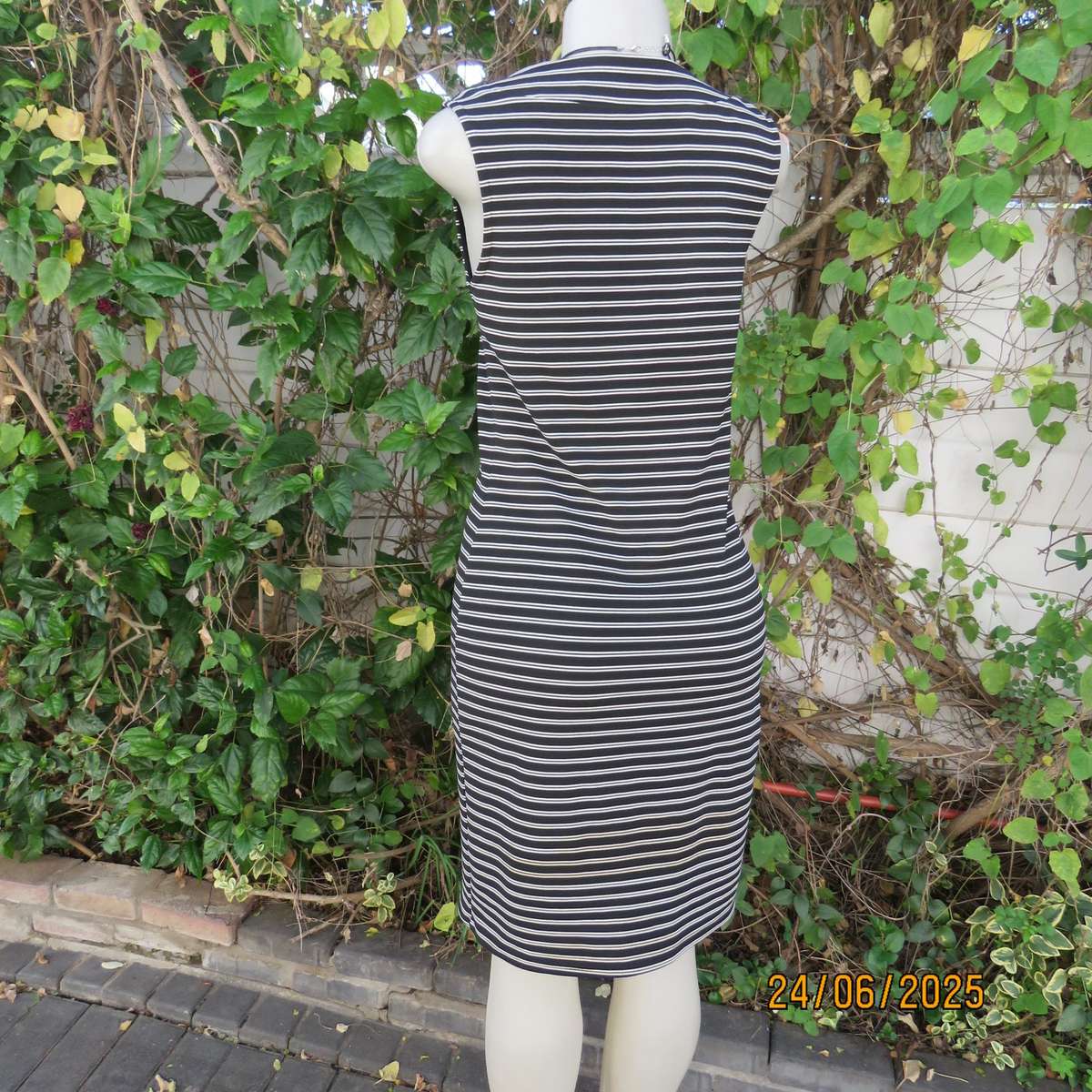 Black-white horizontal striped bodycon dress in ribbed stretch polyester. Size 34