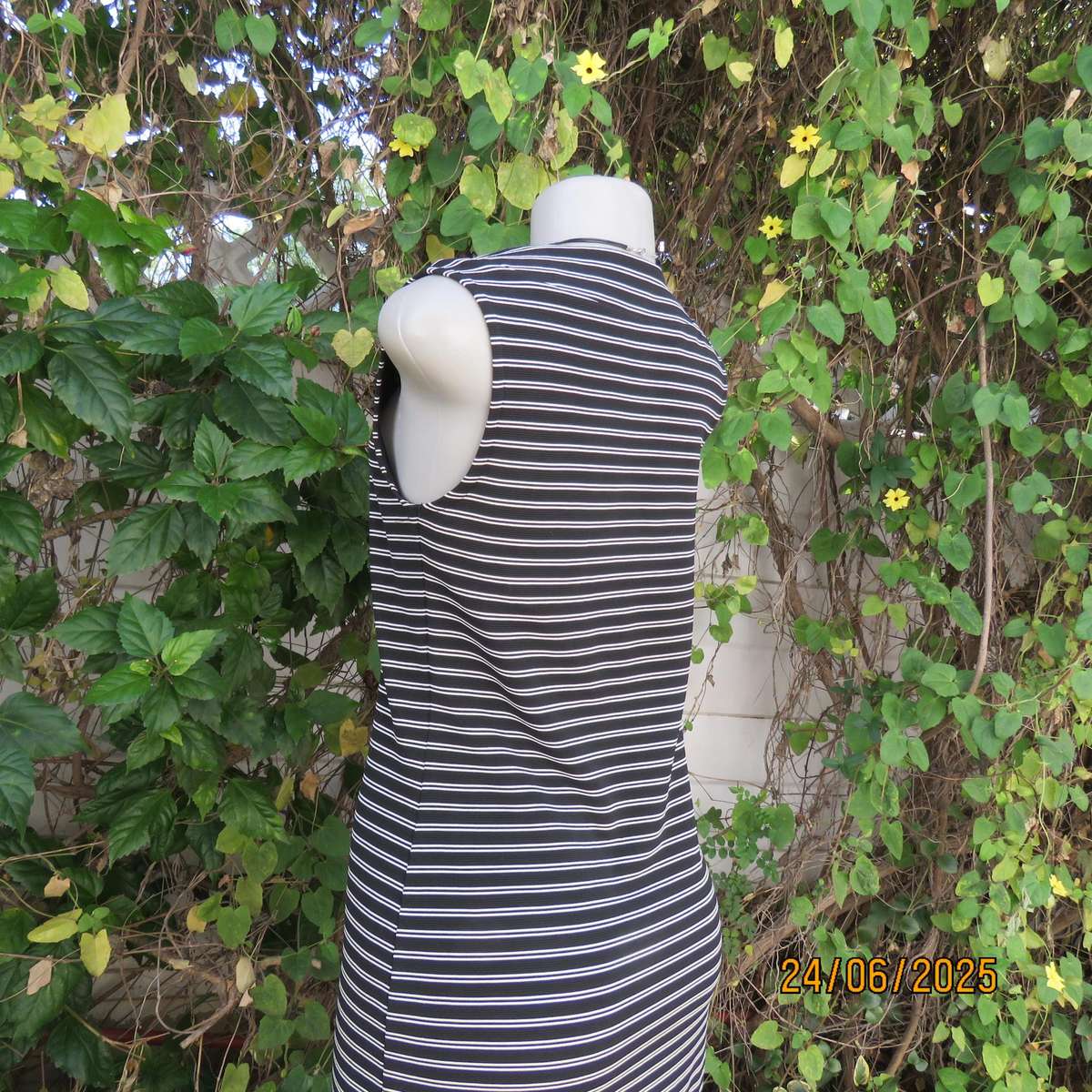 Black-white horizontal striped bodycon dress in ribbed stretch polyester. Size 34