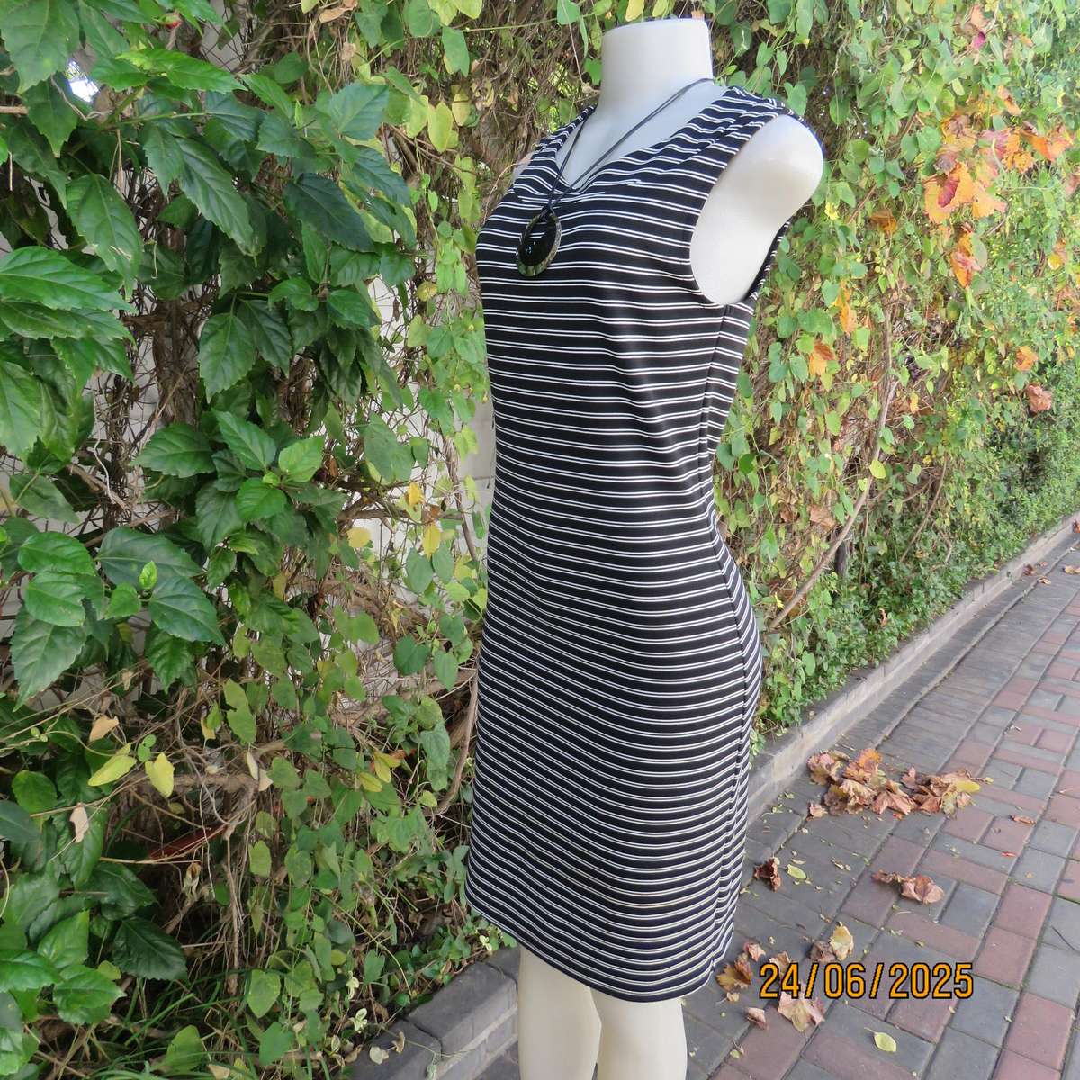 Black-white horizontal striped bodycon dress in ribbed stretch polyester. Size 34