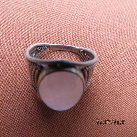 Beautiful 925 Silver ring with oval rose quartz stone, size 8