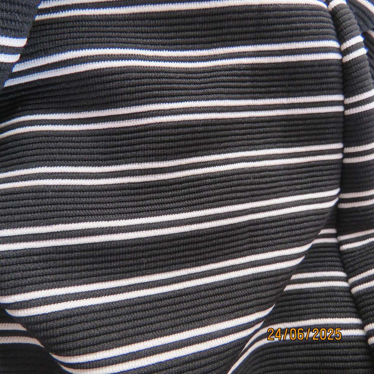 Black-white horizontal striped bodycon dress in ribbed stretch polyester. Size 34