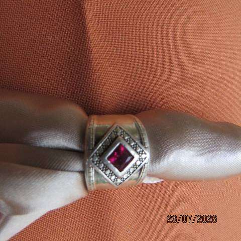Wide 925 sterling silver ring with small diamond-shaped ruby, size 6.5