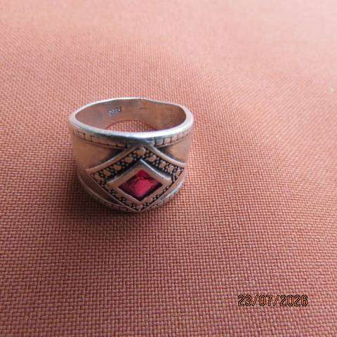 Wide 925 sterling silver ring with small diamond-shaped ruby, size 6.5