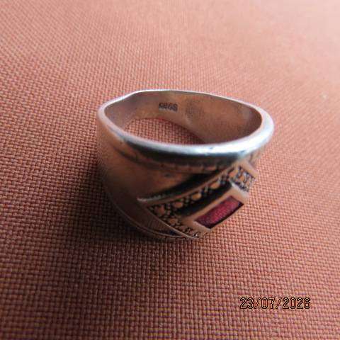 Wide 925 sterling silver ring with small diamond-shaped ruby, size 6.5